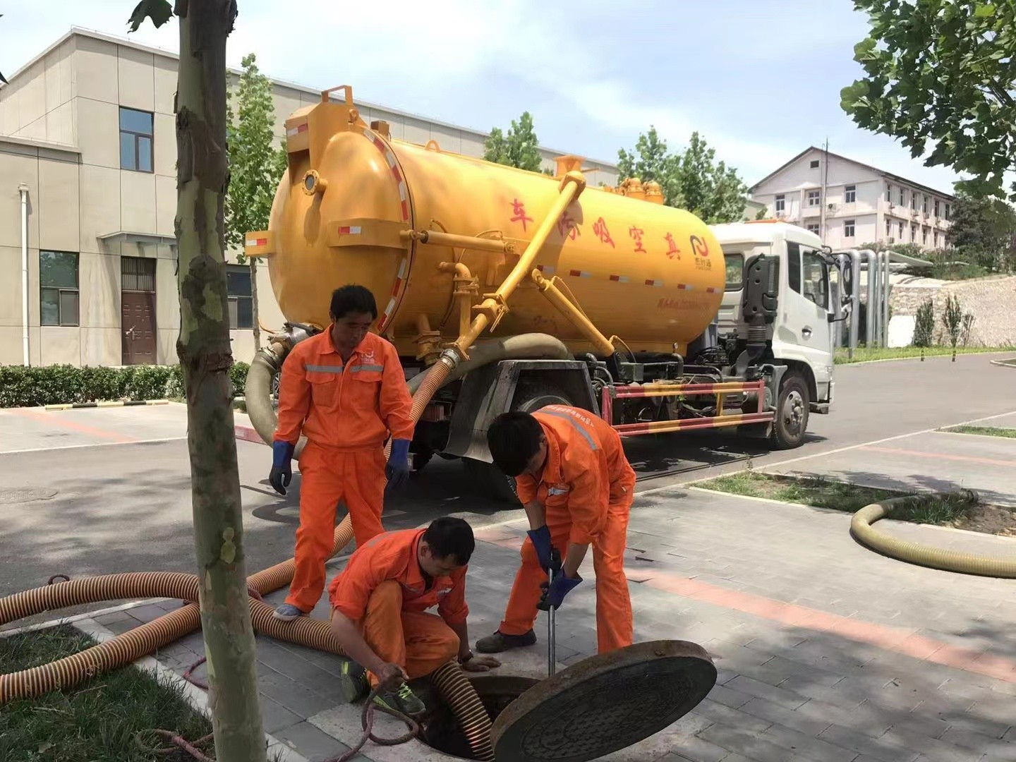 金溪管道疏通车停在窨井附近